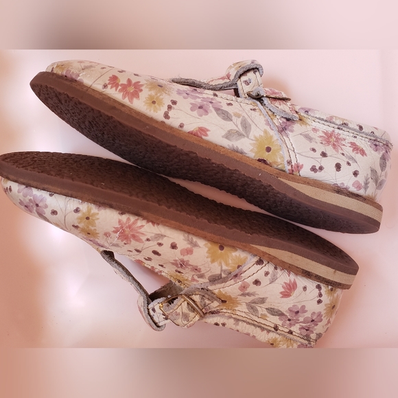 T-straps - Picture 4 of 10